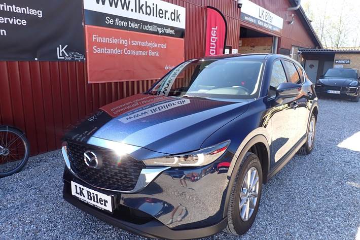 Blå Mazda CX-5 fra 2022 set udefra