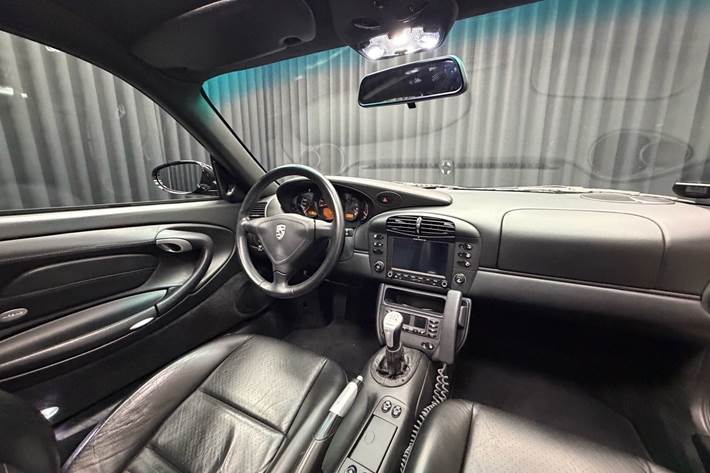 Sort Porsche 911 fra 2000