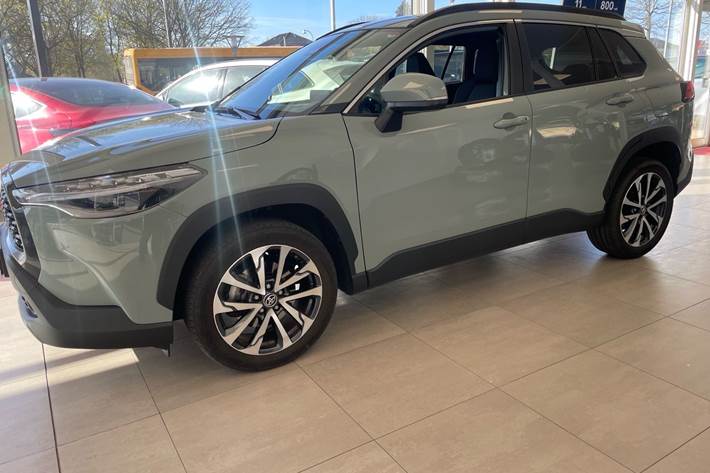 Grøn Toyota Corolla Cross fra 2024