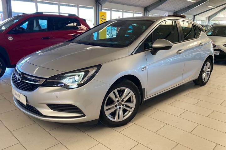 Grå Opel Astra fra 2016 set udefra