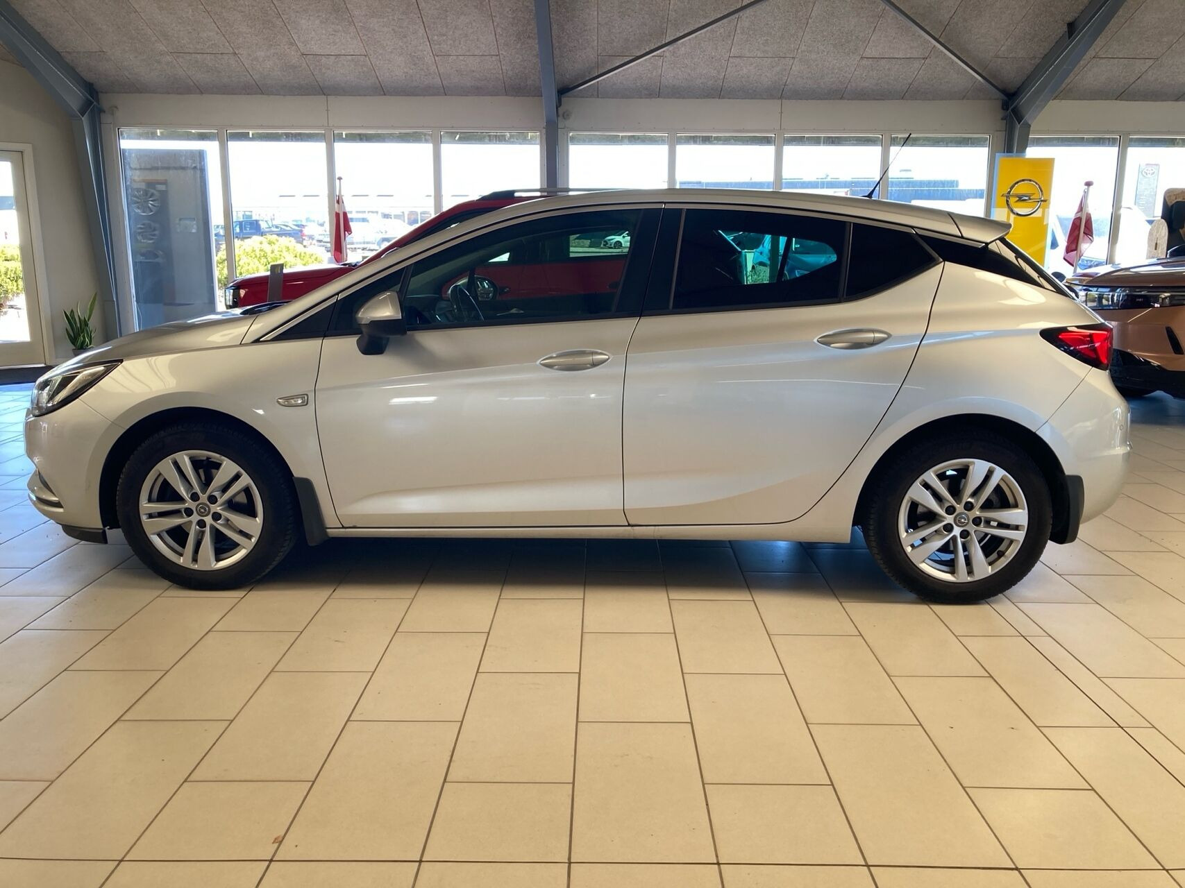 Grå Opel Astra fra 2016