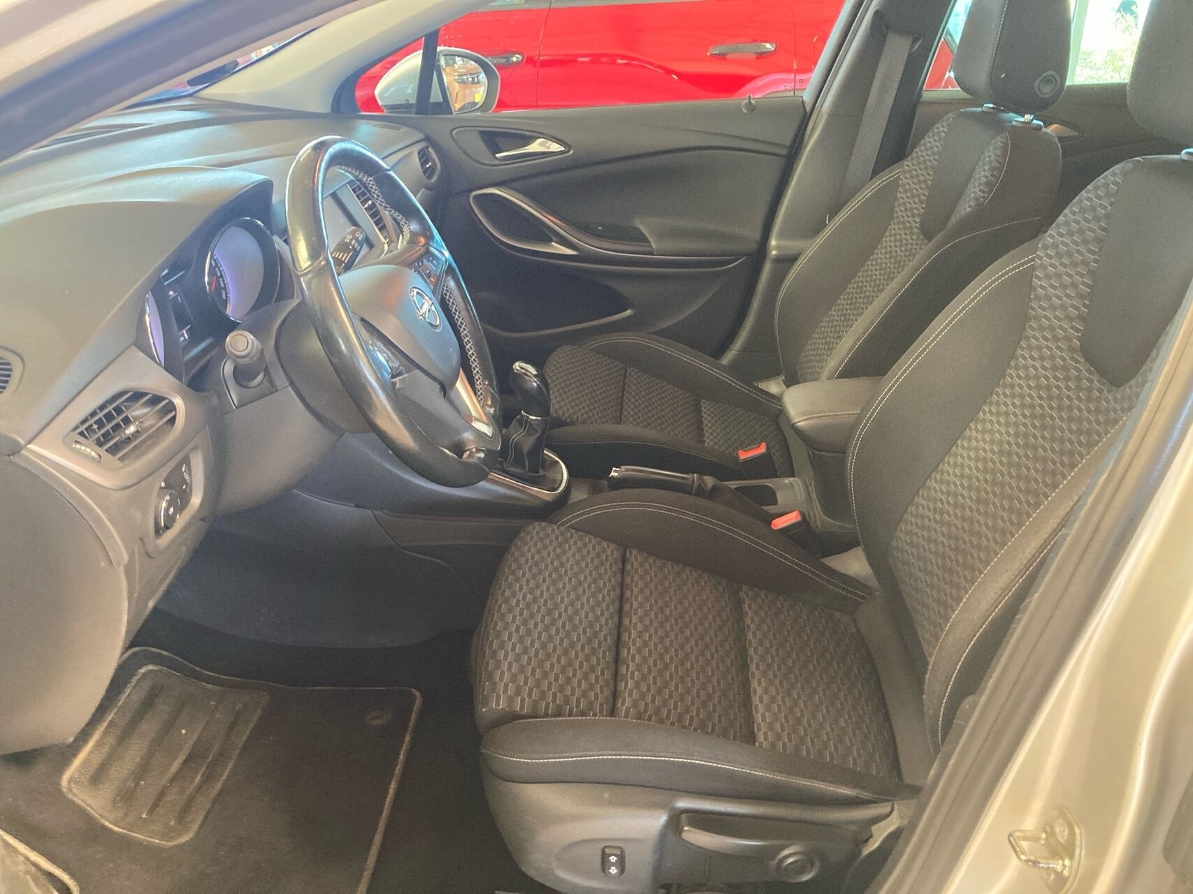 Grå Opel Astra fra 2016