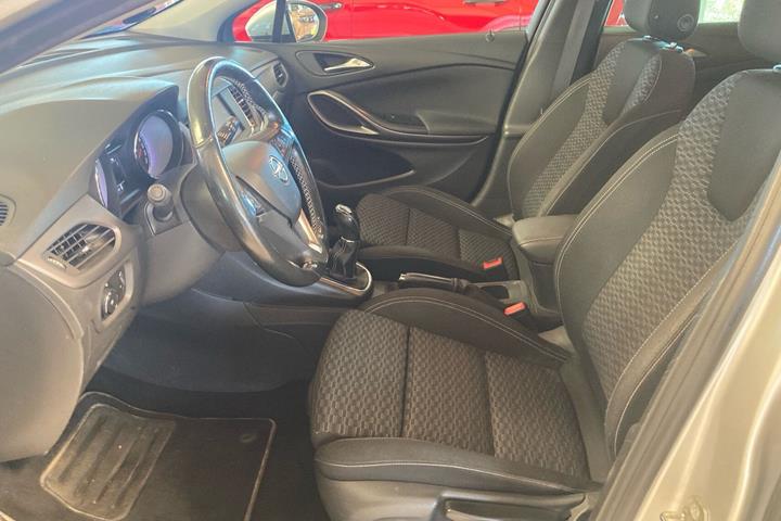 Grå Opel Astra fra 2016