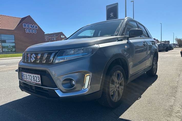 Grå Suzuki Vitara fra 2024