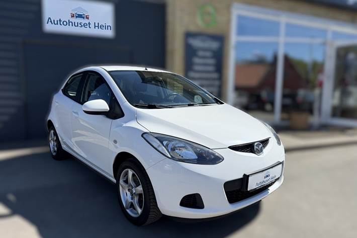 Hvid Mazda 2 fra 2009 set udefra