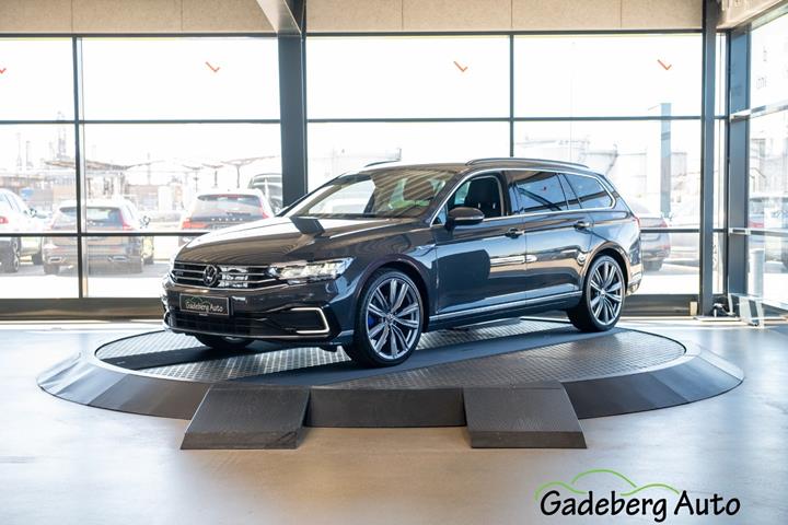 Grå VW Passat fra 2021 set udefra