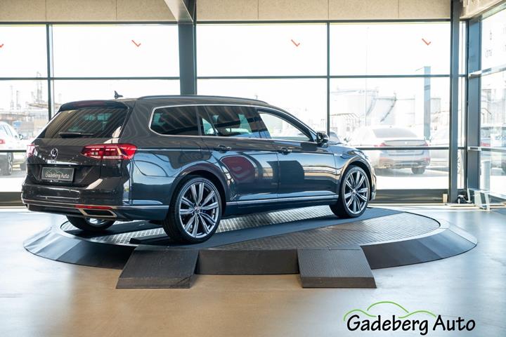 Grå VW Passat fra 2021