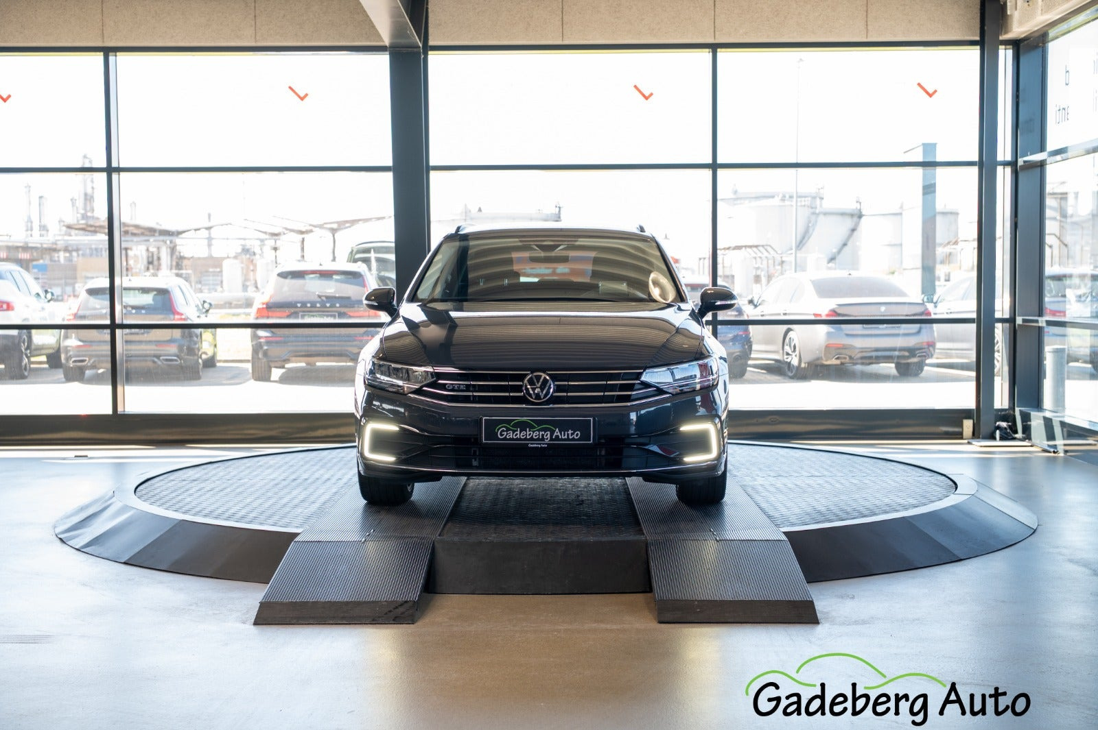 Grå VW Passat fra 2021