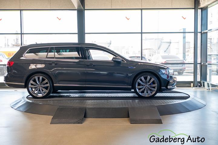 Grå VW Passat fra 2021