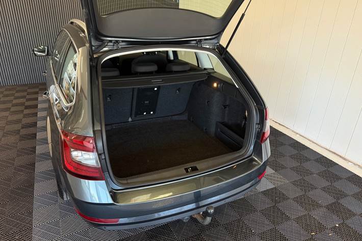 Grå Skoda Octavia fra 2018