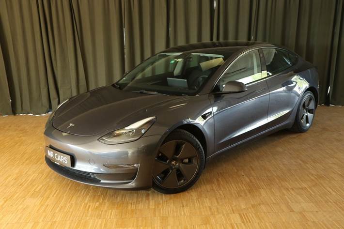 Grøn Tesla Model 3 fra 2021