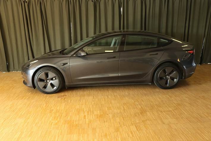 Grøn Tesla Model 3 fra 2021