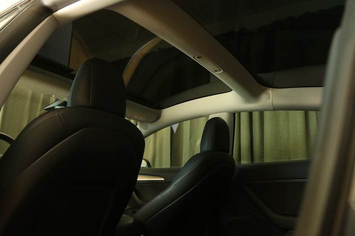 Grøn Tesla Model 3 fra 2021