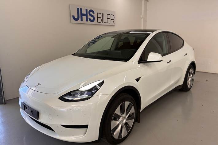 Hvid Tesla Model Y fra 2024