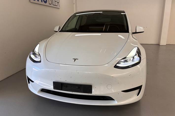 Hvid Tesla Model Y fra 2024