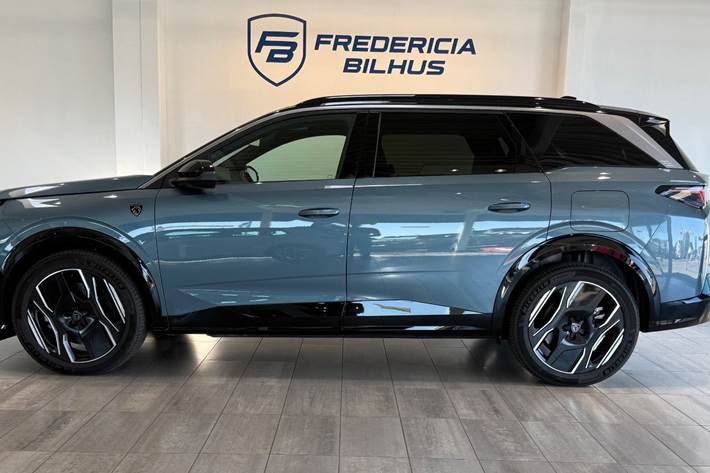 Blå Peugeot e-5008 fra 2025