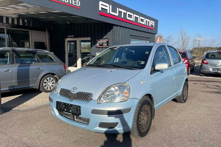 Blå Toyota Yaris fra 2004