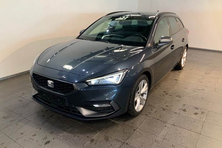 Grå Seat Leon fra 2021 set udefra