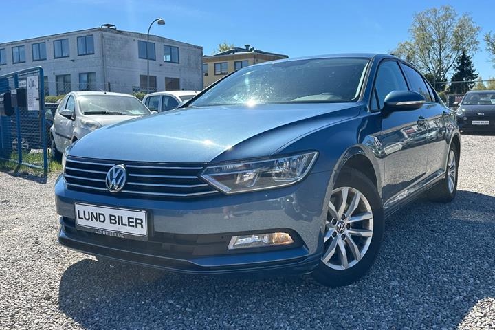 Blå VW Passat fra 2015 set udefra
