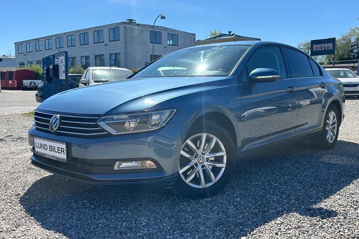 Blå VW Passat fra 2015