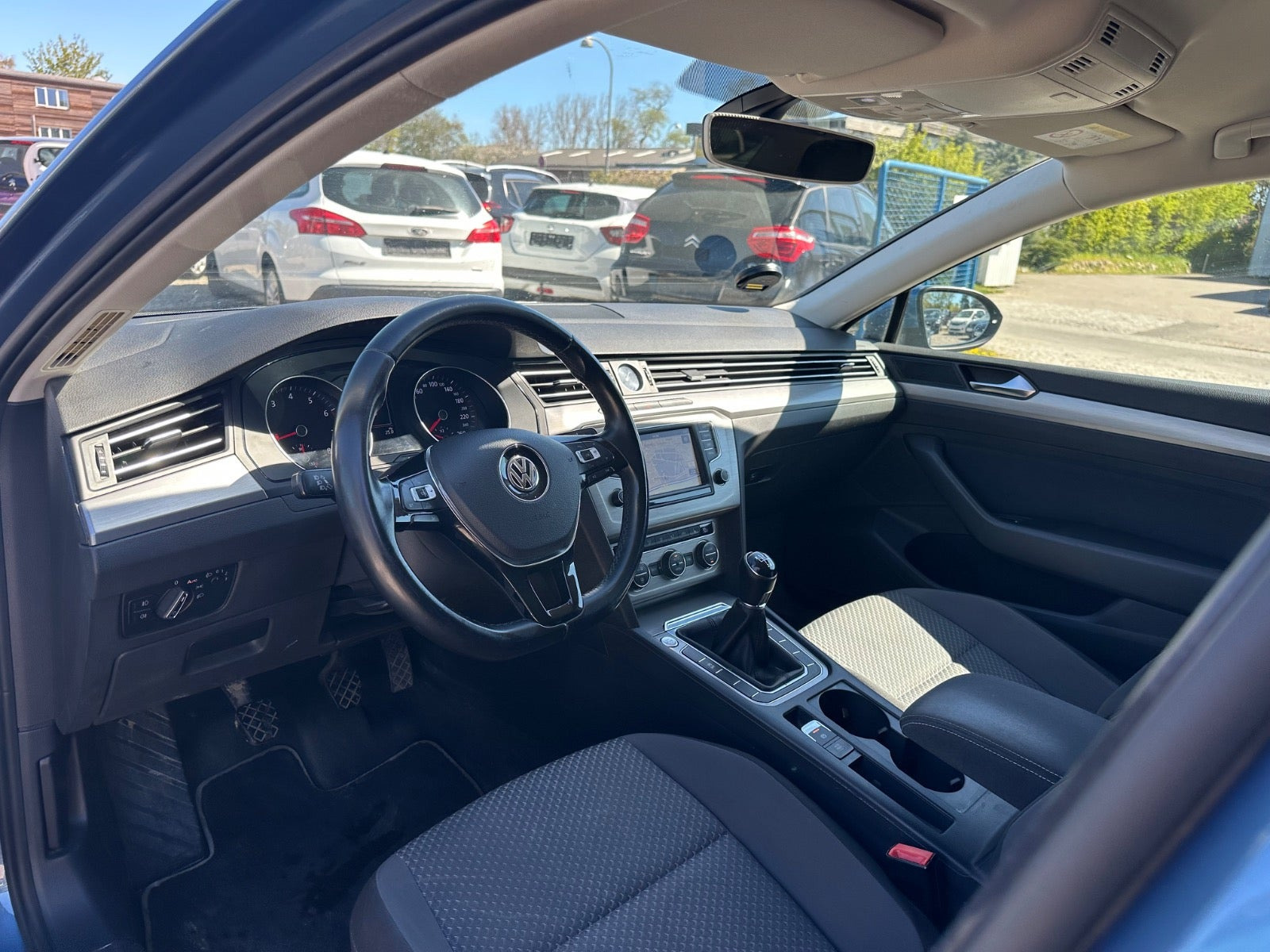 Blå VW Passat fra 2015