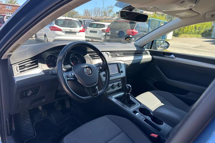 Blå VW Passat fra 2015