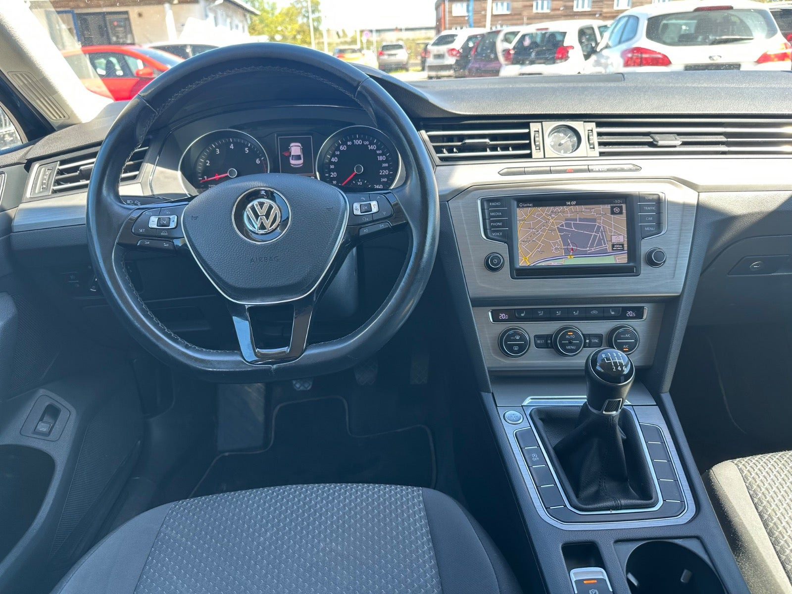 Blå VW Passat fra 2015
