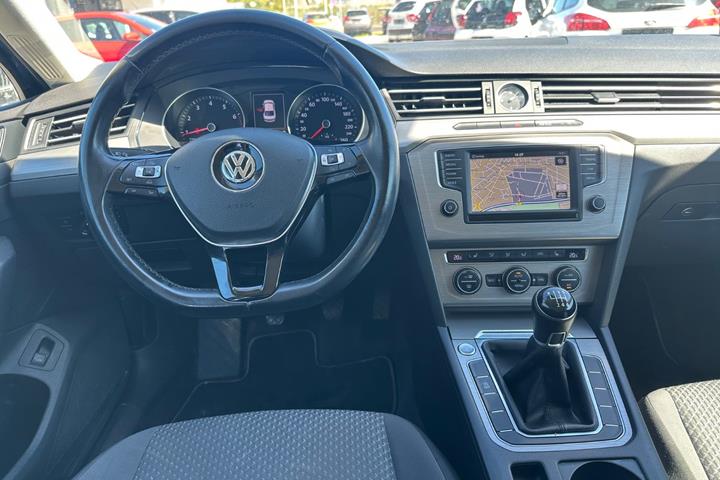 Blå VW Passat fra 2015