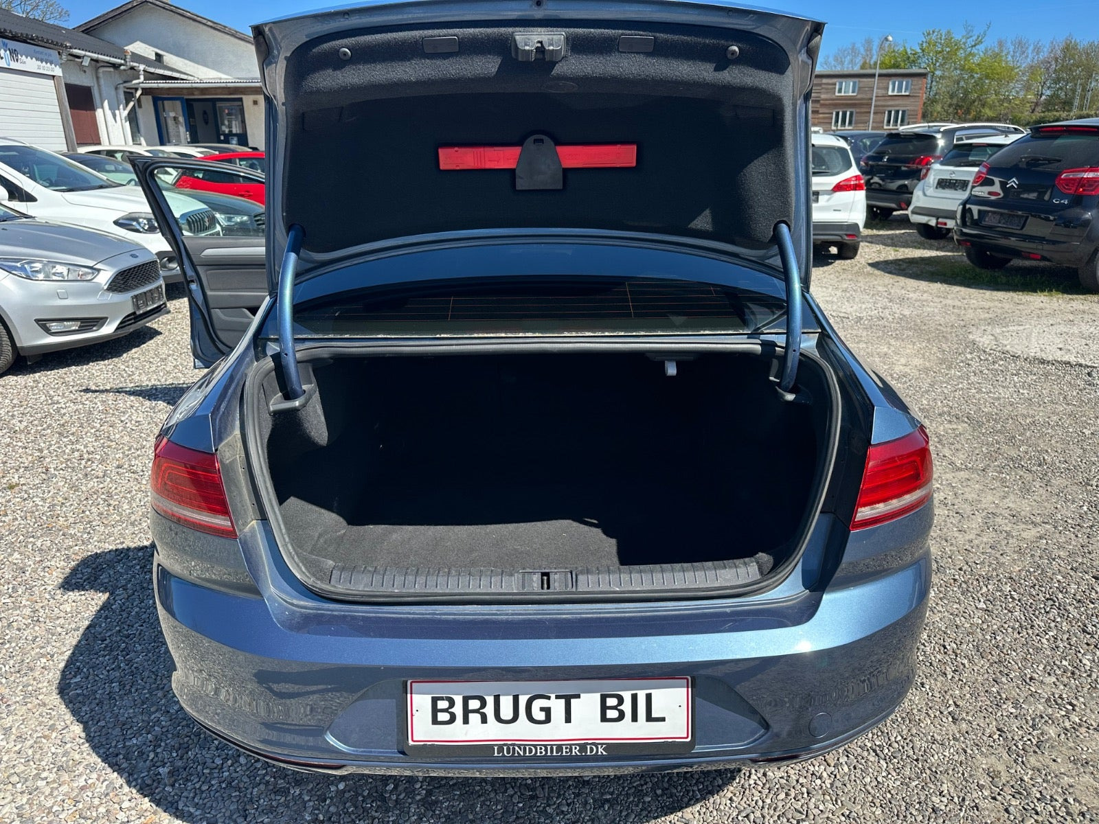 Blå VW Passat fra 2015