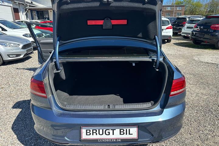 Blå VW Passat fra 2015