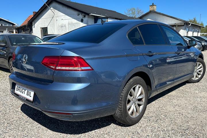 Blå VW Passat fra 2015