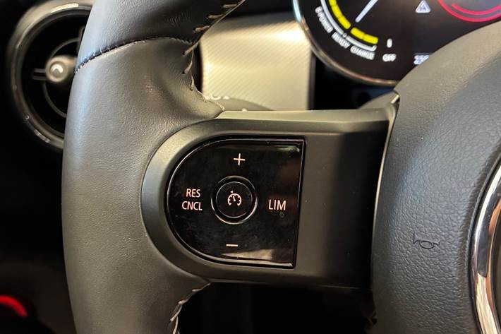 Rød Mini Cooper SE fra 2023