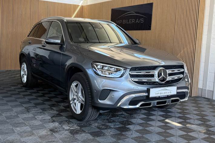Grå Mercedes GLC300 de fra 2022