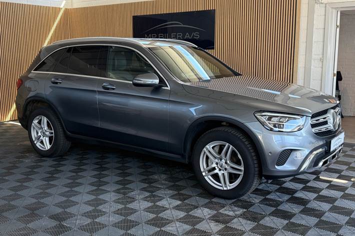 Grå Mercedes GLC300 de fra 2022