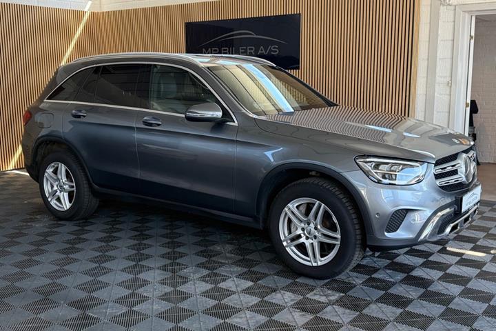 Grå Mercedes GLC300 de fra 2022