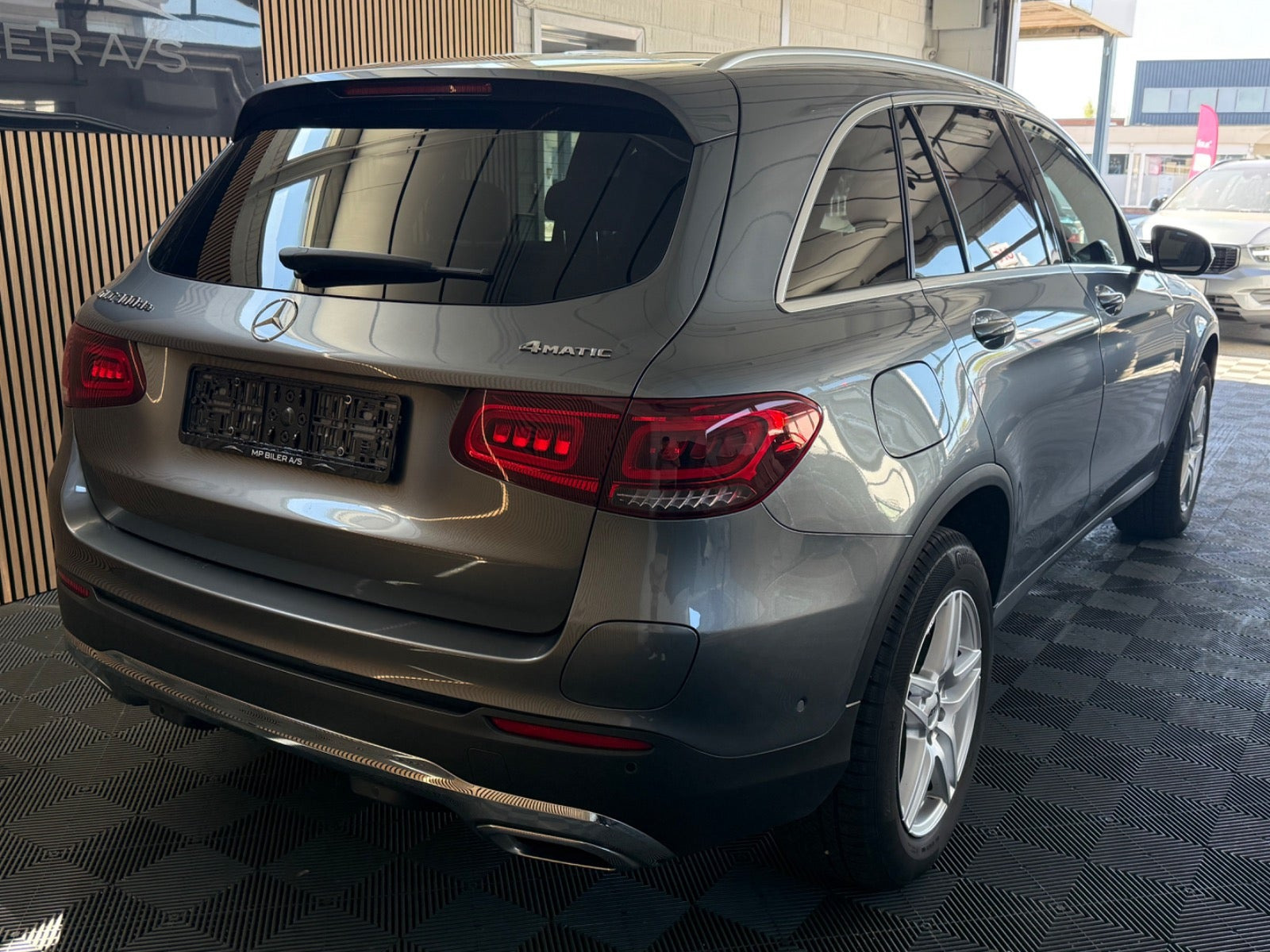Grå Mercedes GLC300 de fra 2022