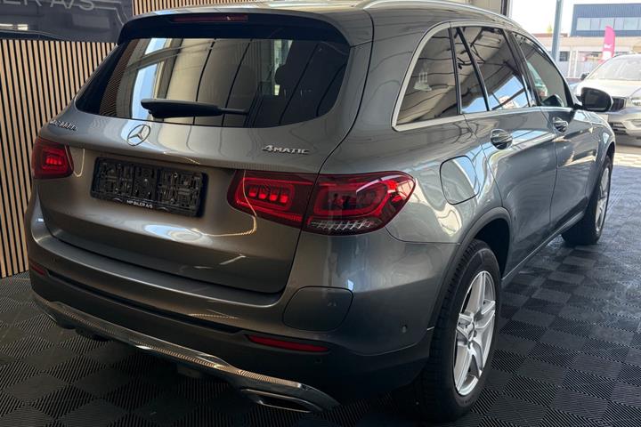 Grå Mercedes GLC300 de fra 2022