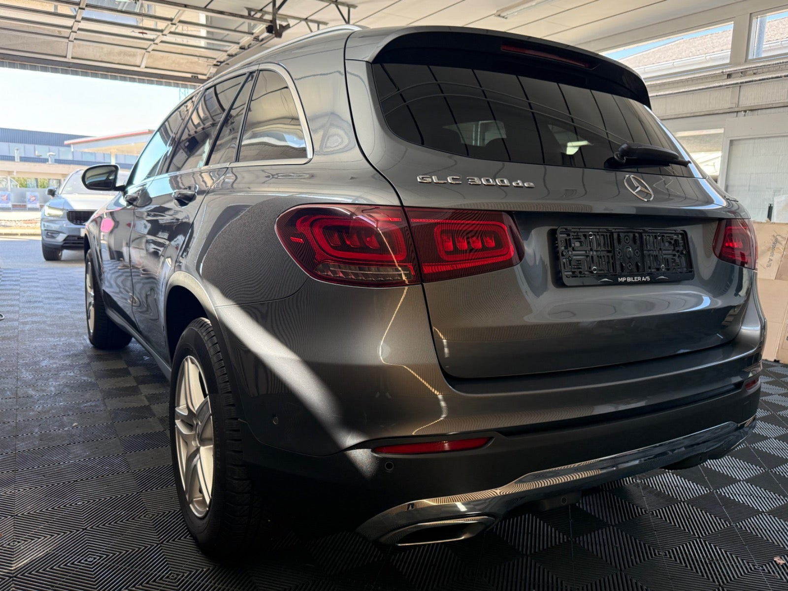 Grå Mercedes GLC300 de fra 2022