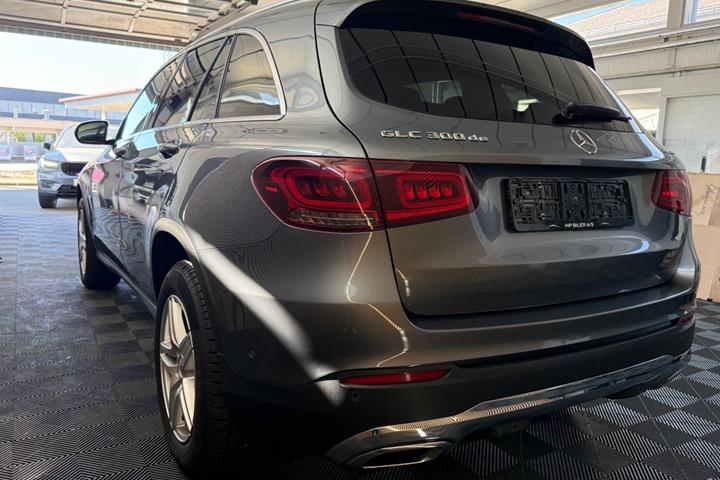 Grå Mercedes GLC300 de fra 2022