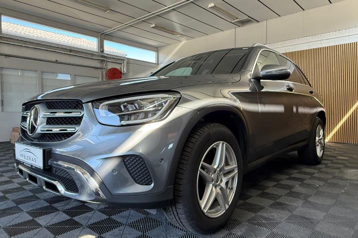 Grå Mercedes GLC300 de fra 2022