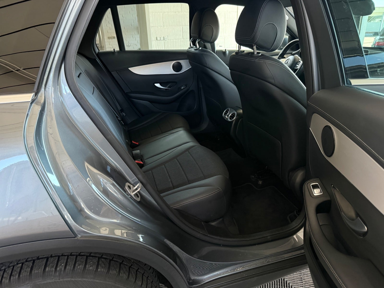 Grå Mercedes GLC300 de fra 2022