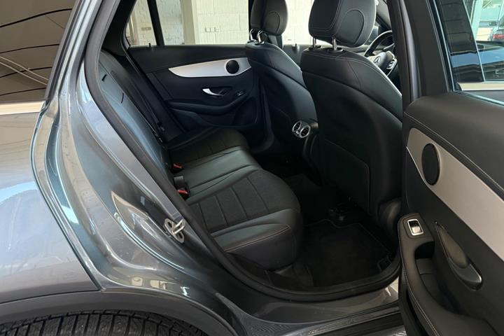 Grå Mercedes GLC300 de fra 2022