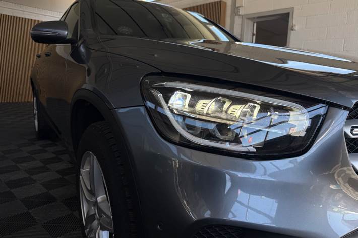 Grå Mercedes GLC300 de fra 2022
