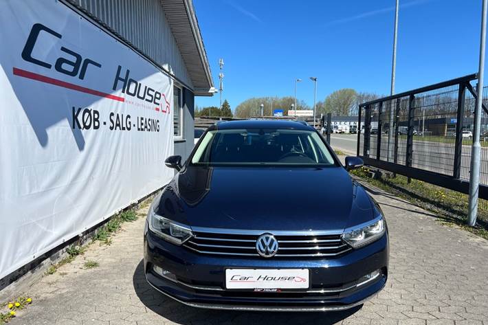 Blå VW Passat fra 2017