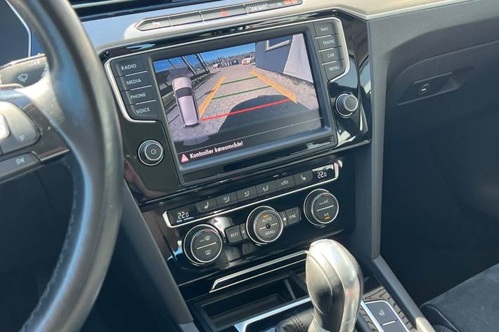 Blå VW Passat fra 2017