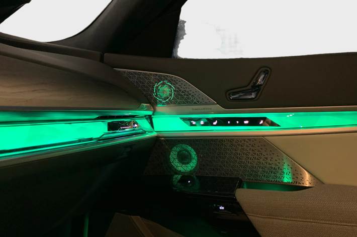 Hvid BMW i7 fra 2023
