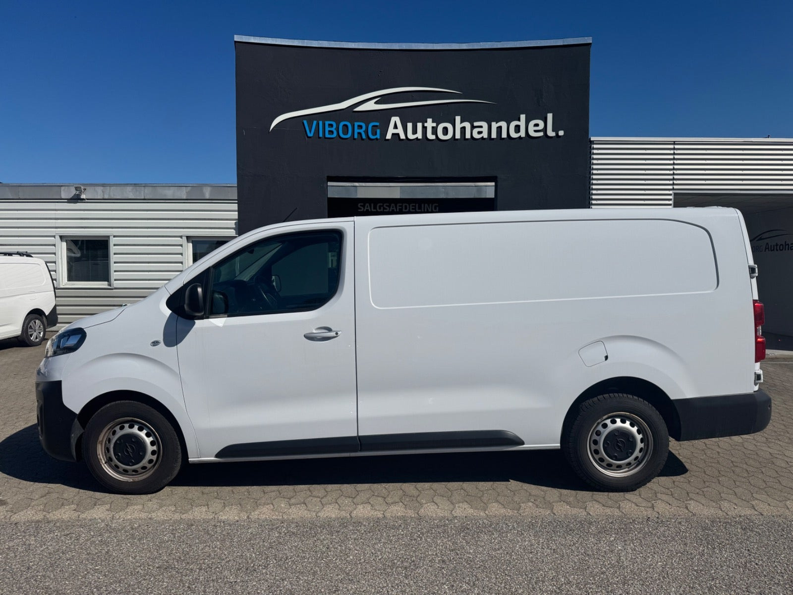 Hvid Opel Vivaro fra 2023