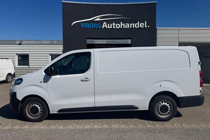 Hvid Opel Vivaro fra 2023