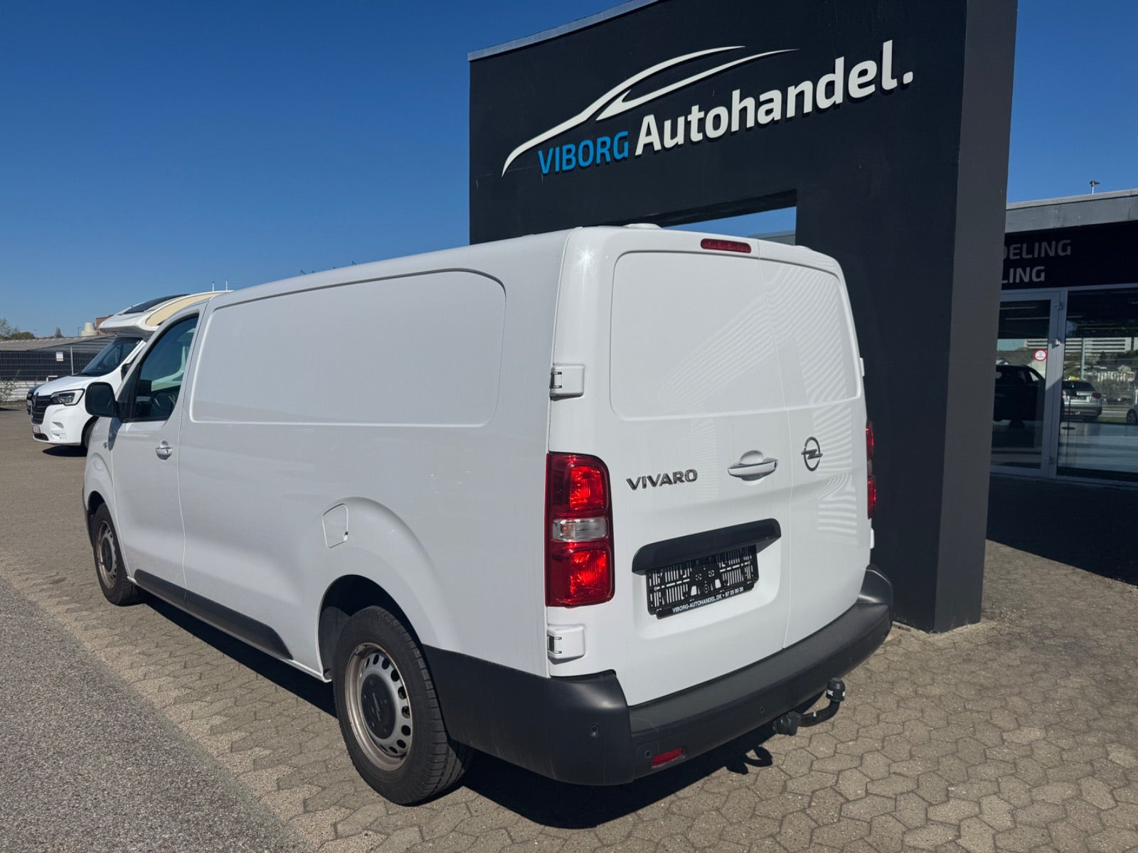 Hvid Opel Vivaro fra 2023