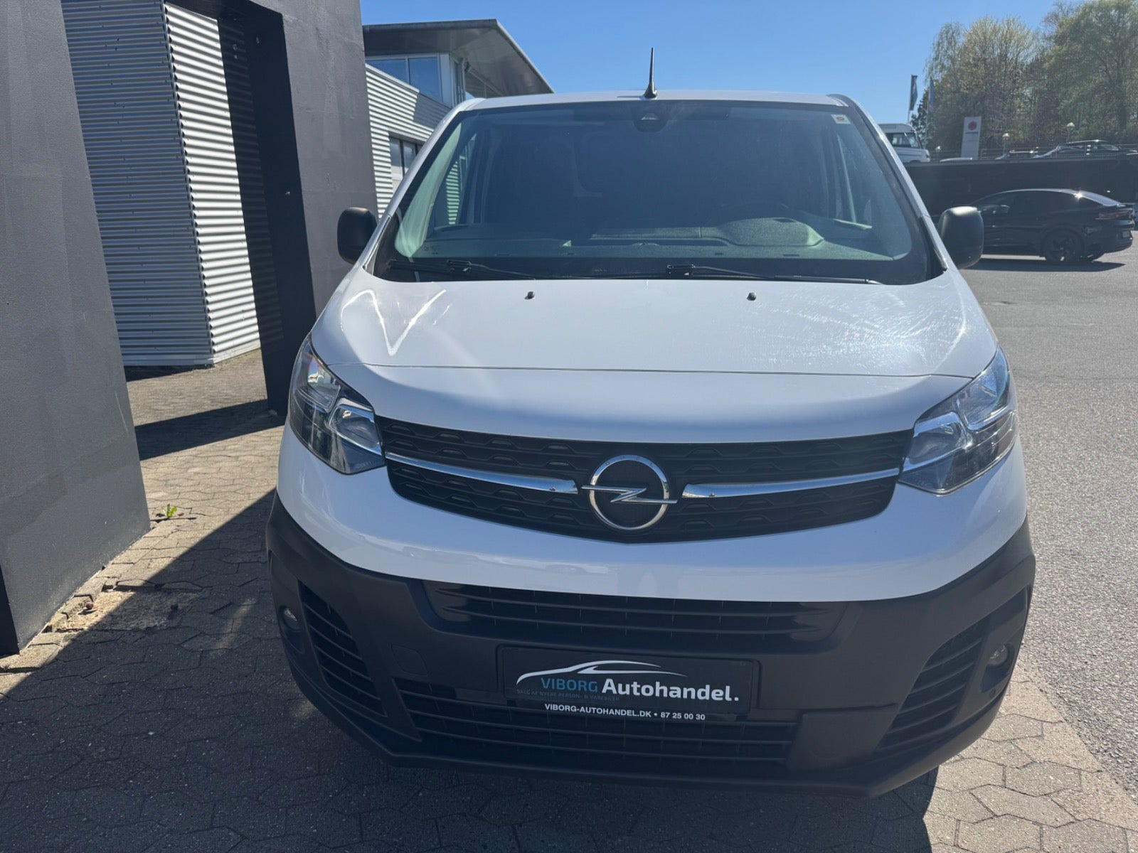Hvid Opel Vivaro fra 2023